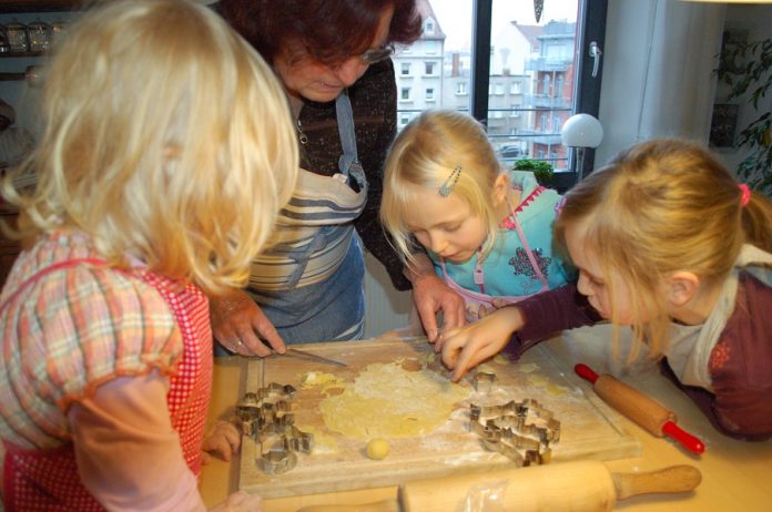 Oma beim Plätzchenbacken mit Enkeln